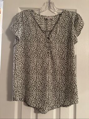 LOFT Olive and White Leaf-Print Flutter Sleeve Top